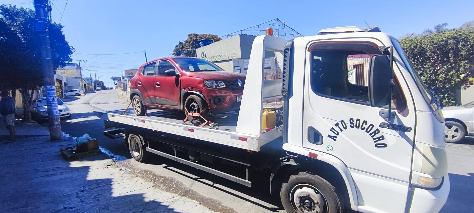 Guincho RCA transportando carro vermelho