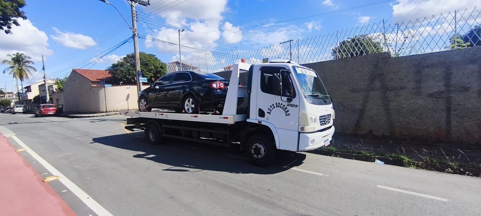 Guincho RCA transportando sedan preto