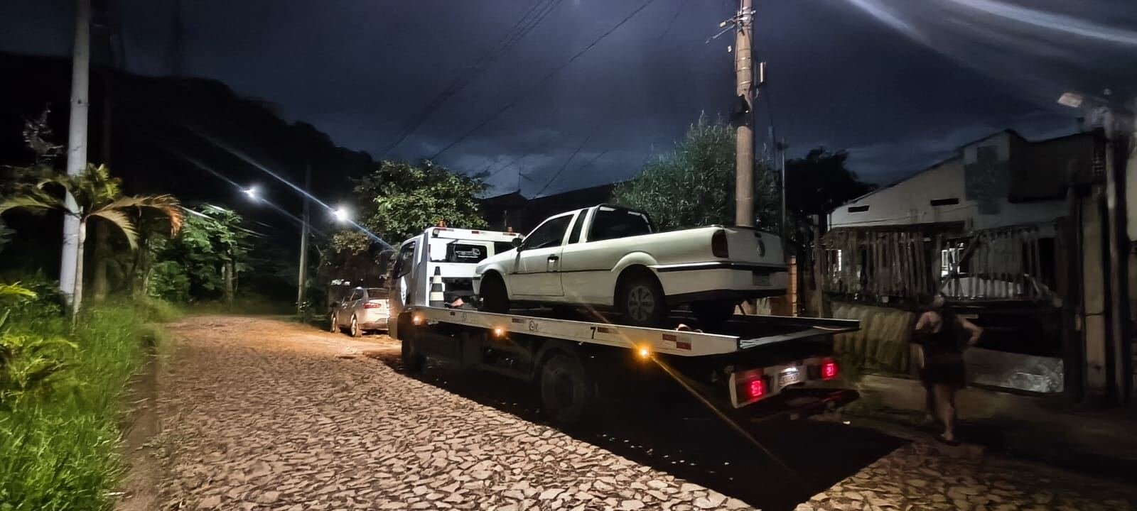 Guincho RCA transportando picape à noite
